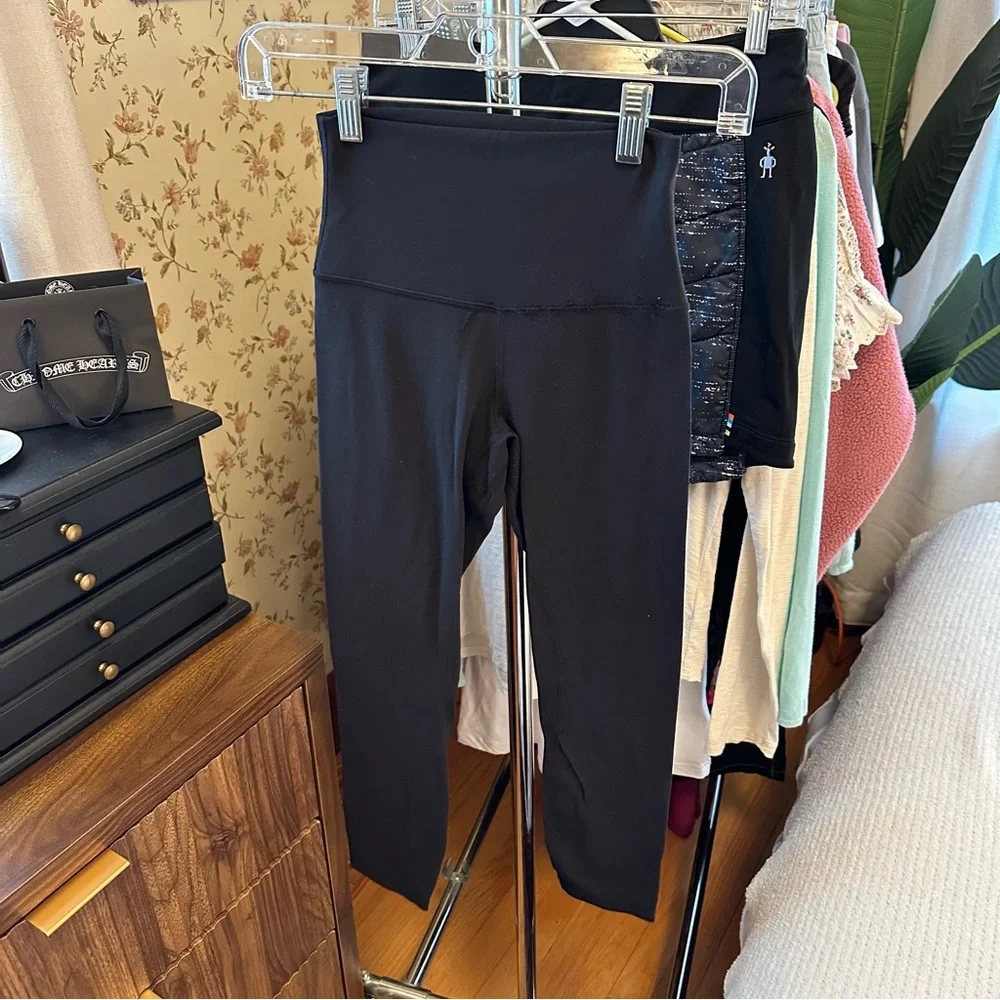 Lululemon align crops in black sz 2 - Picture 2 of 5